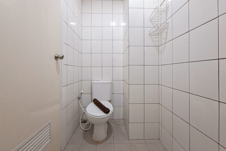 Bathroom 2, Studio Near Station At Sudimara Forestwalk Apartment, Tangerang Selatan