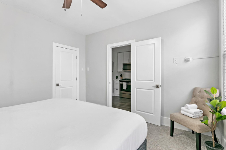Room 4, Comfortable 3BR Apt - Lincoln 03-3, Cook