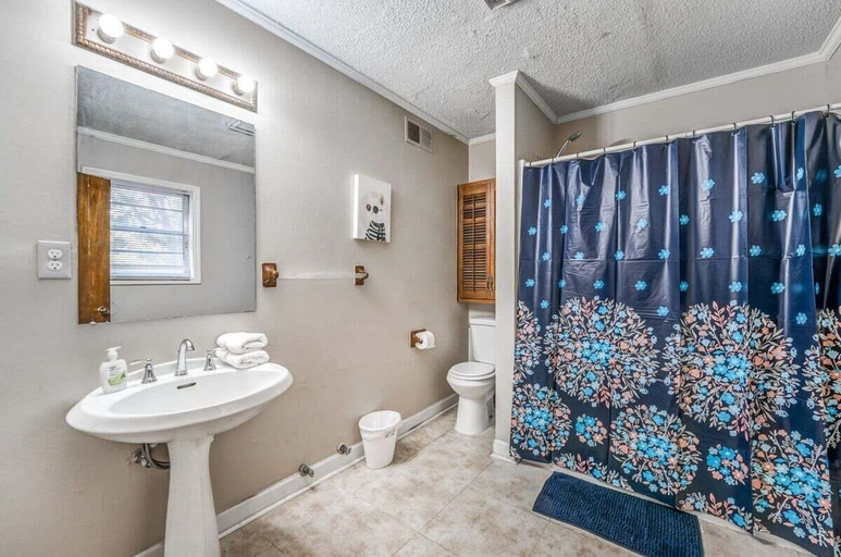 Bathroom 5, Warrington Nook, Shelby