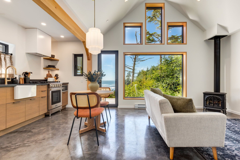 Living area 4, Fogged Inn, Alberni-Clayoquot