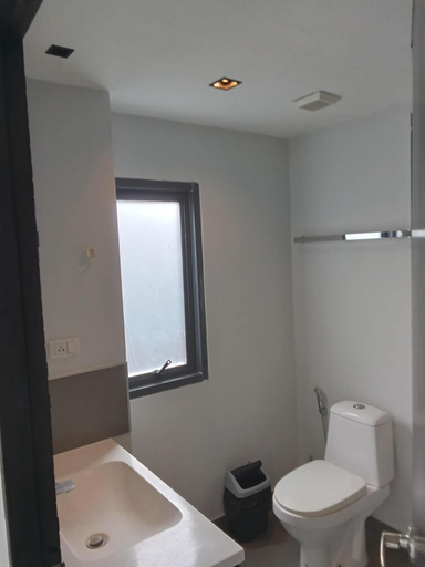 Bathroom 2, Large Corner Apt-1BR T1 207, Phuket Island