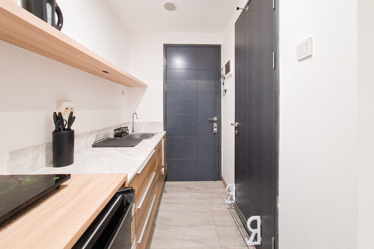 Others 4, Modern and Bright Studio Apartment Collins Boulevard By Travelio, Tangerang