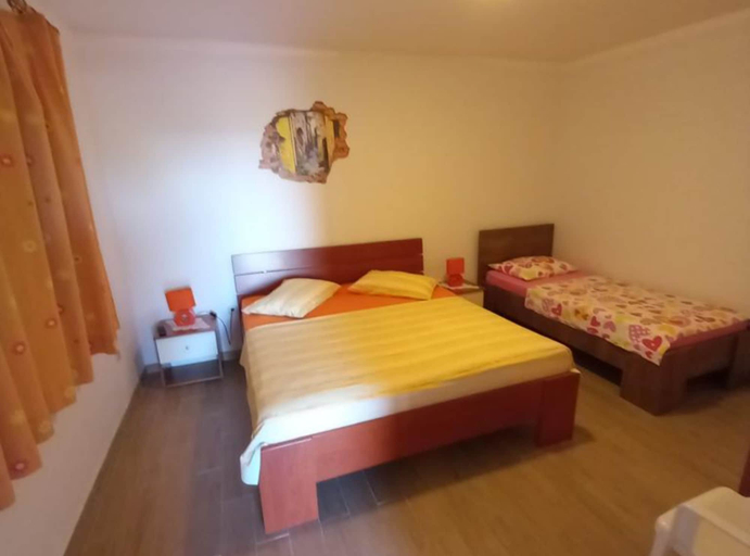 Room 2, Berti Sun & Sea Apartments, Jelsa