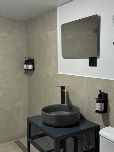 Bathroom, Debatoun