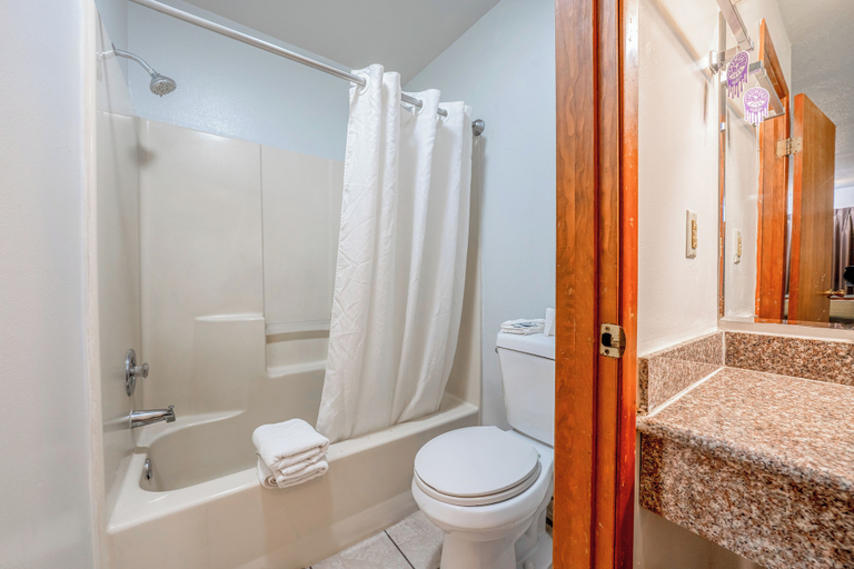 Bathroom 3, Rama Inn Motel and RV Park, Clark