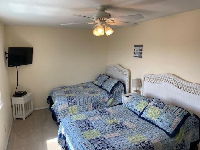 Room 5, Pirate's Den 3 Bedroom Home by RedAwning, Brunswick