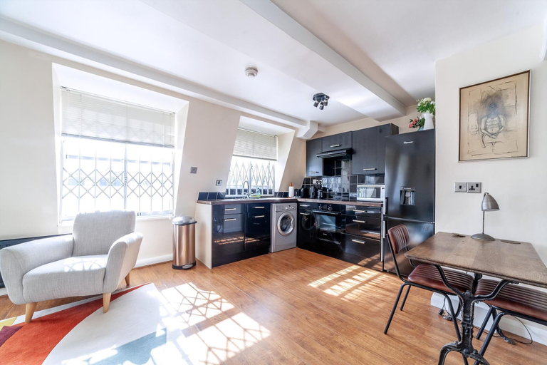 Others 5, Stylish and Sleek Kensington Apartment, London