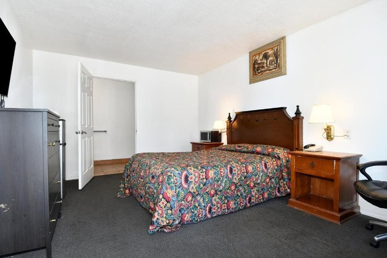 Room 4, Budget Motel, Multnomah