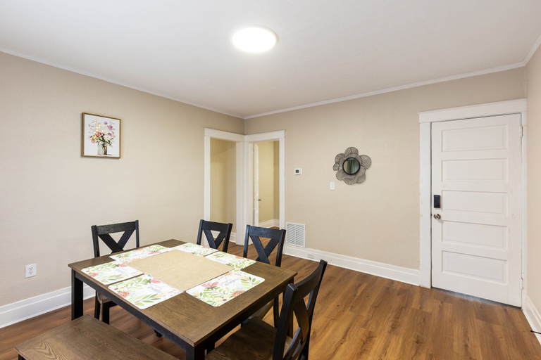 Dining 2, Cozy Upper Flat Minutes From Niagara Falls 3 Bedroom Apts, Niagara