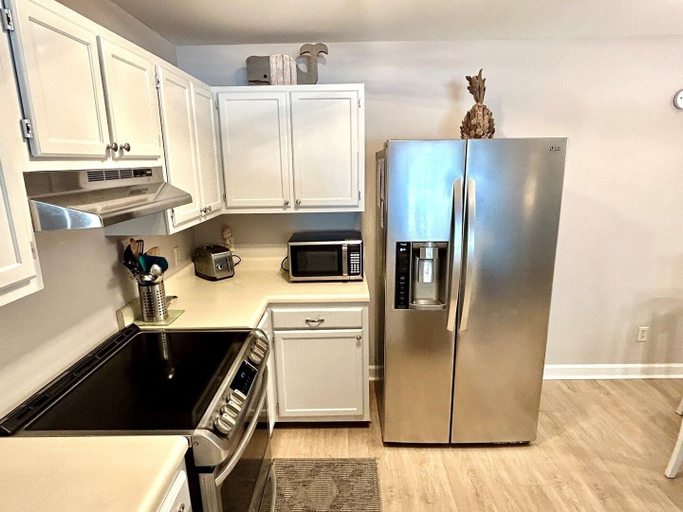 Private kitchen 2, Sealoft 4 2 Bedroom Home by RedAwning, Horry