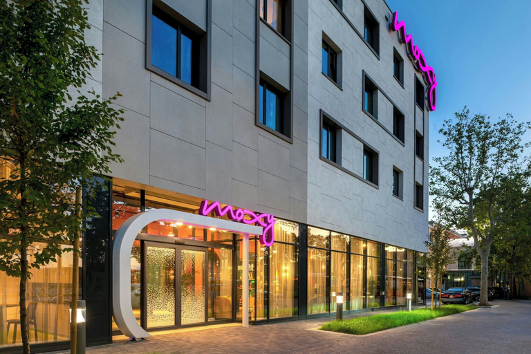 Exterior & Views