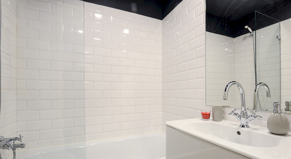 Bathroom, Lis003 · Charming Studio +netflix +washing Machine, Lisbon