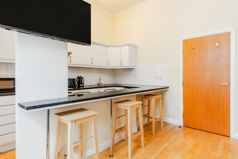 Shared kitchen 5, Comfy Apartments in Queensway, London
