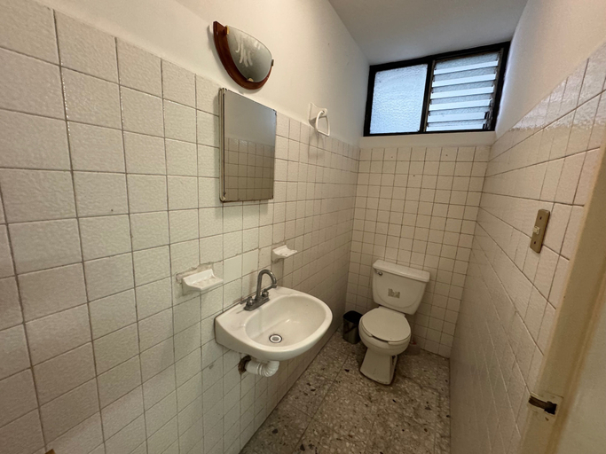 Bathroom 4, BaW Mateos 809P, León