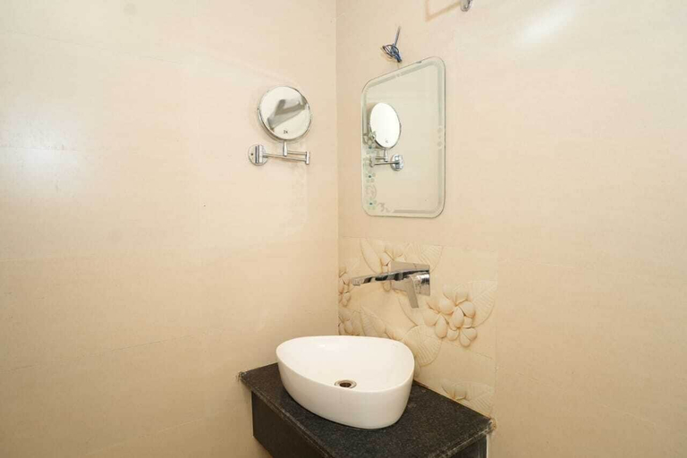 Bathroom 2, Raj Mahal Hotel, Varanasi