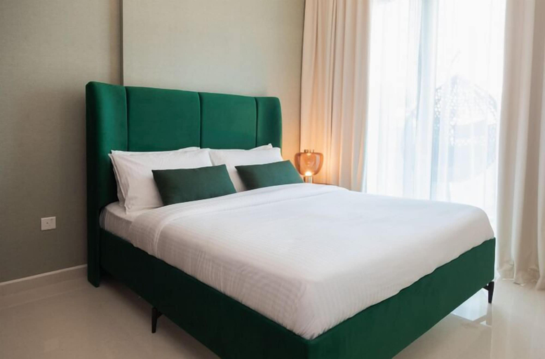Living area 3, Luxurious 1BR - Pool & Gym Access, Dubai