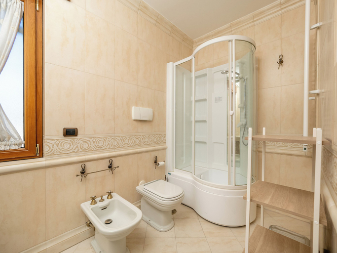 Bathroom 4, Casa Cafarelli, Napoli