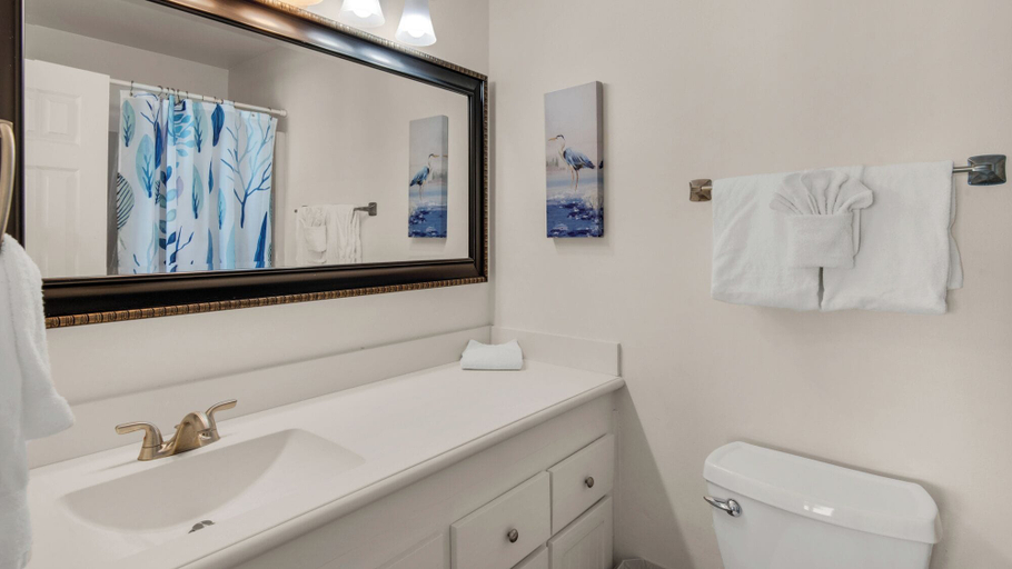 Bathroom 2, Blue Nine, Walton