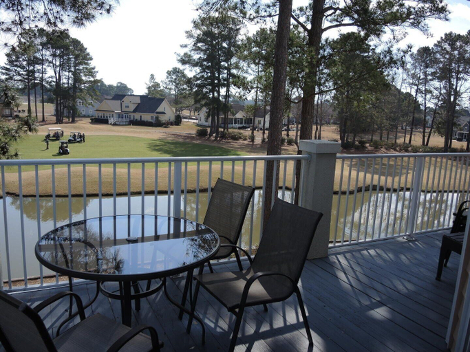 Outdoor dining 3, 507 2 Bedroom Villa by RedAwning, Brunswick