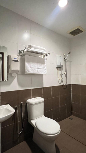 Bathroom 5, Melody Inn Hotel, Kluang