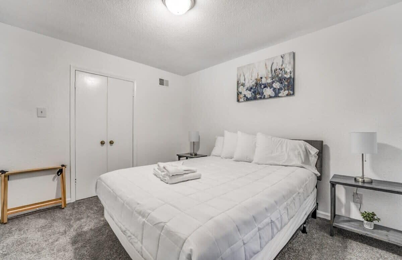 Room 5, Fox Hunt Hideaway, Shelby