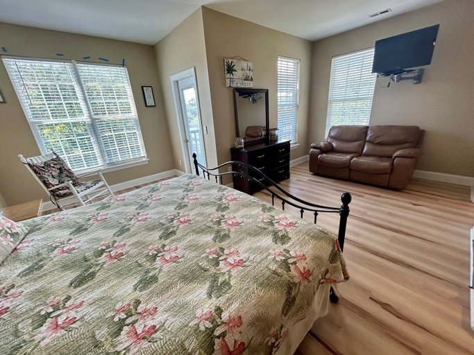 Room 5, Blue Dolphin 6 Bedroom Home by RedAwning, Horry