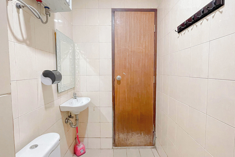 Bathroom 5, 2Br Near Panakkukang Mall At Apartment Vida View Makassar, Makassar