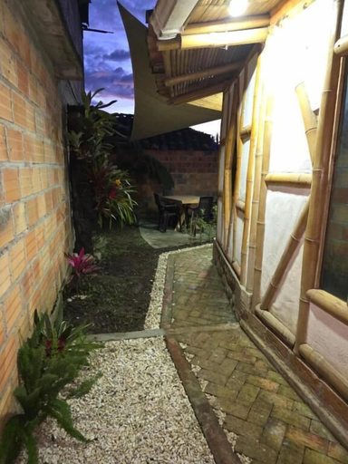 Exterior, Qinti Quetzal, Isnos