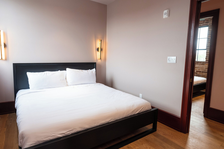 Room 5, Gisele Hotel, Orleans