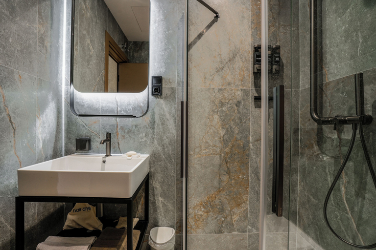 Bathroom 2, SJ7 Aparthotel, Girona