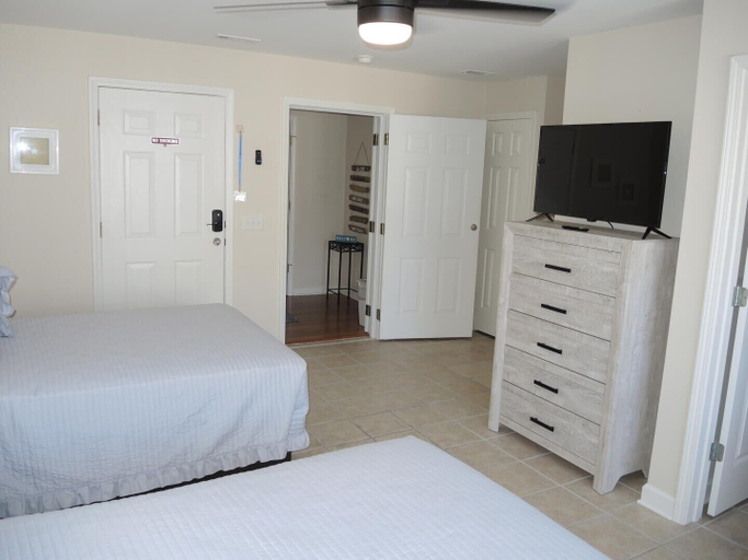Room 2, 2609l Home by RedAwning, Brunswick