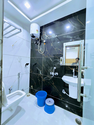 Bathroom 3, Hotel Aaarav Grand - Mathura Vrindavan, Mathura