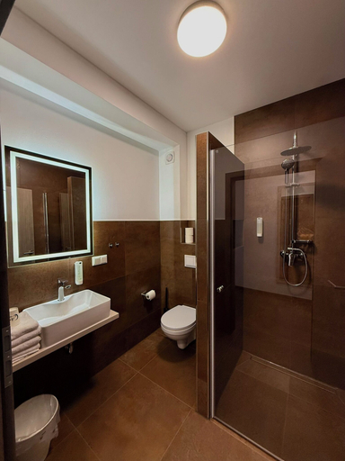 Bathroom 5, Hotel Ayhan, Region Hannover