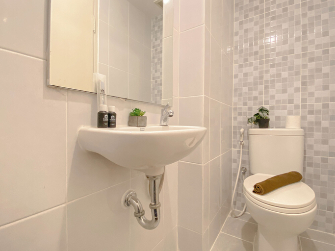 Bathroom 4, Wooden Style Studio At Apartment Tokyo Riverside Pik 2, Tangerang
