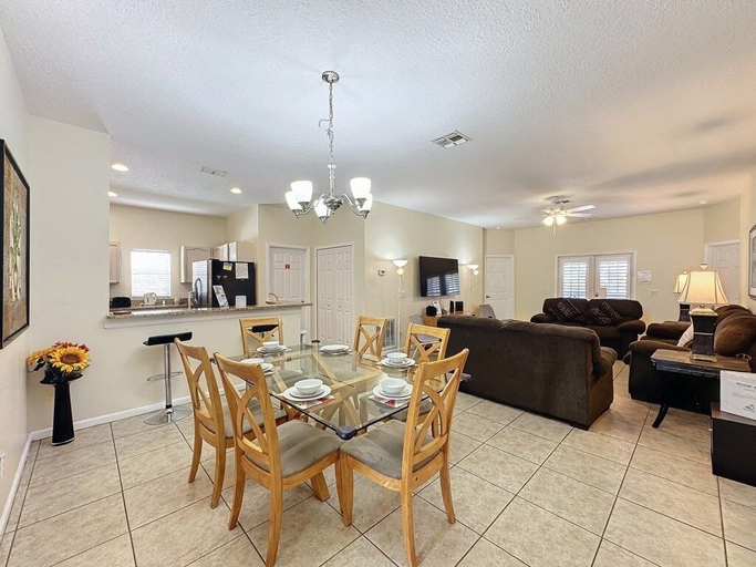 Dining 5, Walk To Silver Spurs Rodeo And Heritage Park 4 Bedroom Home, Osceola