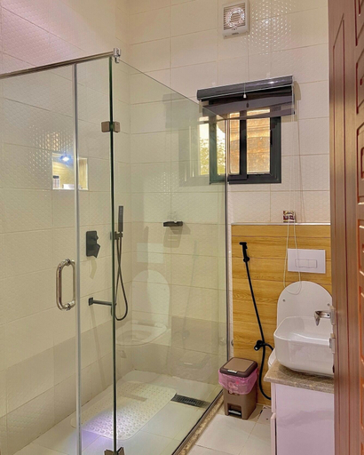 Bathroom, Calli's Court Apartment, Oshimili North