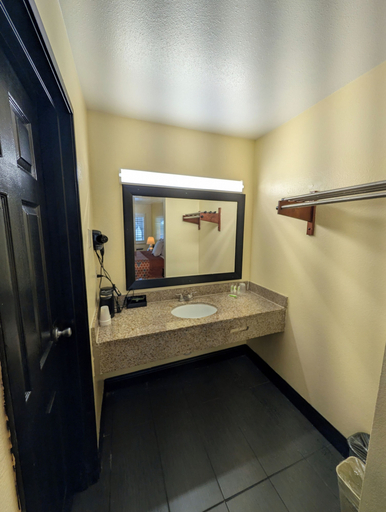 Bathroom 5, Crossroads Inn - Downtown Sacramento, Sacramento