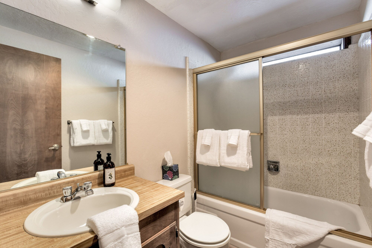Bathroom, Snowflake Chalet 2 Bedroom Condo, Douglas