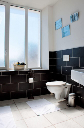 Bathroom 2, Valfrescos, Côtes-d'Armor