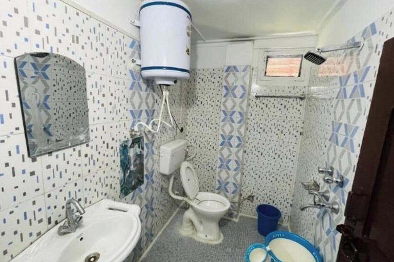 Bathroom 4, Hotel Dreamland, Udhampur