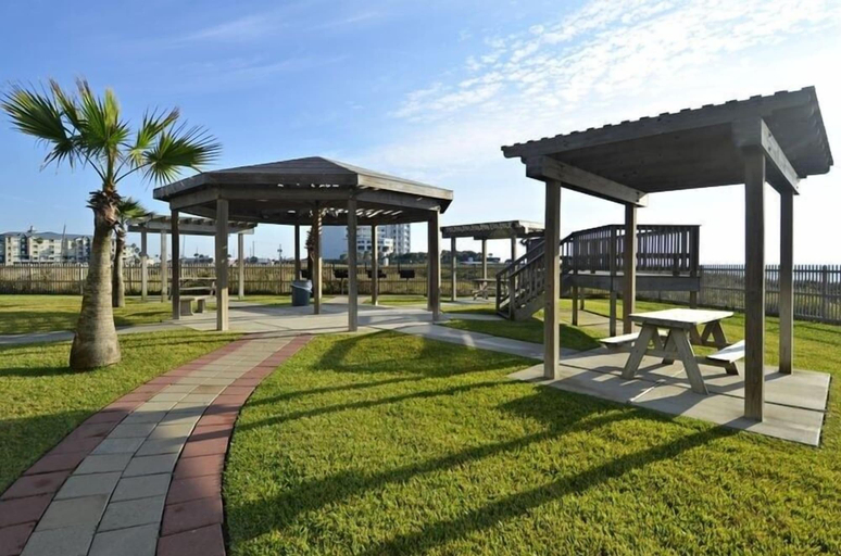 Outdoor dining 3, Seascape 1313 2 Bedroom Condo, Galveston