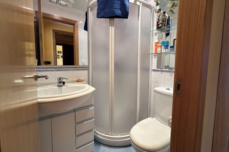Bathroom, 2 Bed Apt Sleeps 4 - Two TVs - Free Parking, Pontevedra