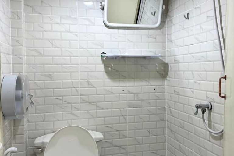 Bathroom 5, Atlas Hostel Khaosan, Phra Nakhon