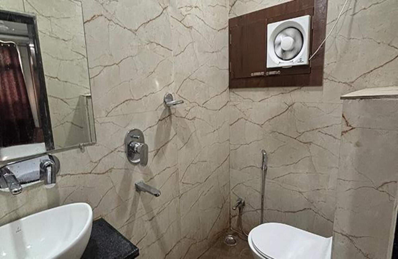 Bathroom 2, Fabhotel Rk Retreat, Bhopal