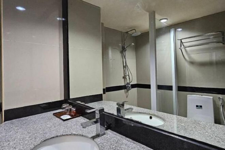 Bathroom 5, Boutique Bravo Hotel, Pattaya