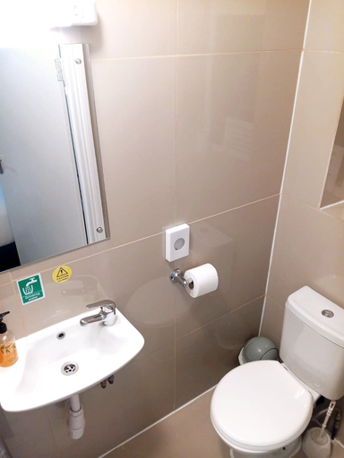 Bathroom 2, Ground-Floor Super King or Twin Studio Apartment with Free Private Parking, Portsmouth