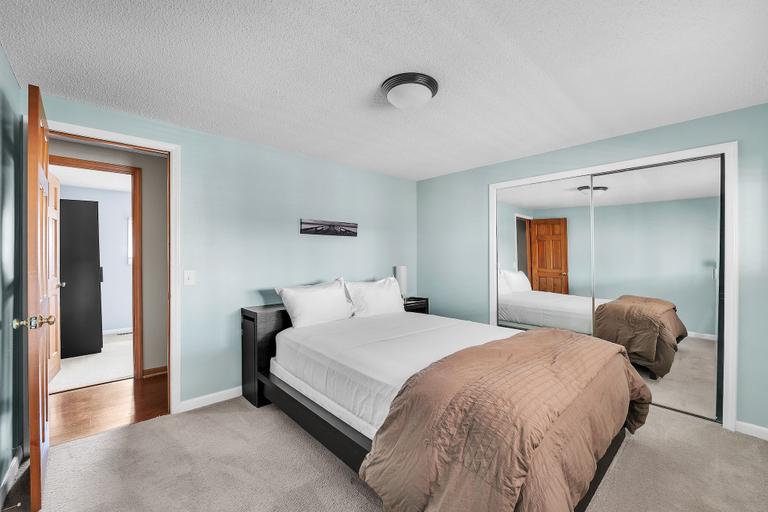 Room 5, Spacious Hidden Paradise At Lake Norman 4 Bedroom Home, Iredell