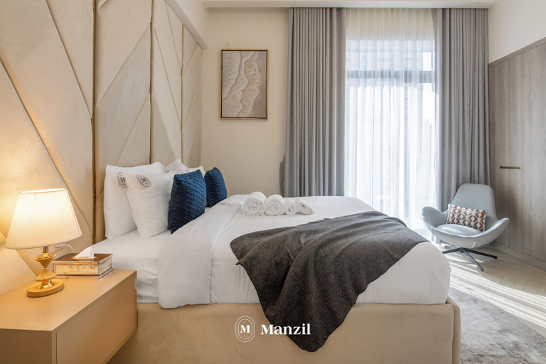 Room 4, Manzil- Chic 2BR w Pool nr Circle Mall, Dubai