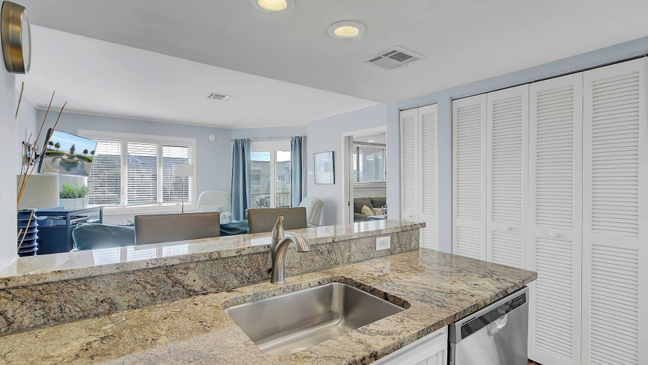 Others 5, 304 E Port O Call by Avantstay Rooftop Deck Incredible Ocean & Beach Views!, Charleston