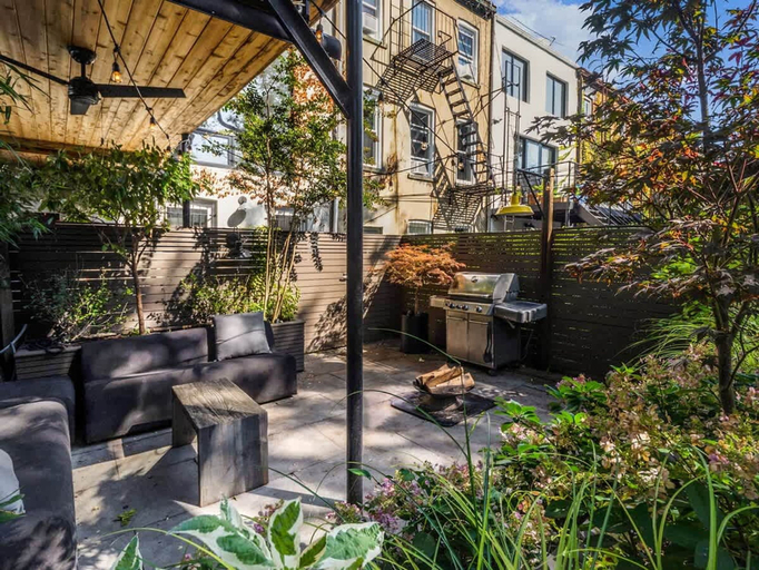 Room 2, Pacific by Rove Travel Duplex w Deck Backyard, New York